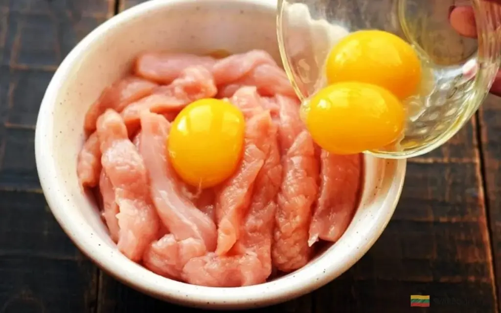 Por qué siempre cubro la pechuga de pollo con huevos: el secreto para una carne jugosa