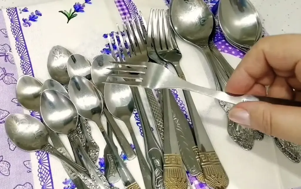 Por qué una vez al mes pongo mis cubiertos en esta solución y me sorprende la suciedad que sale de ellos