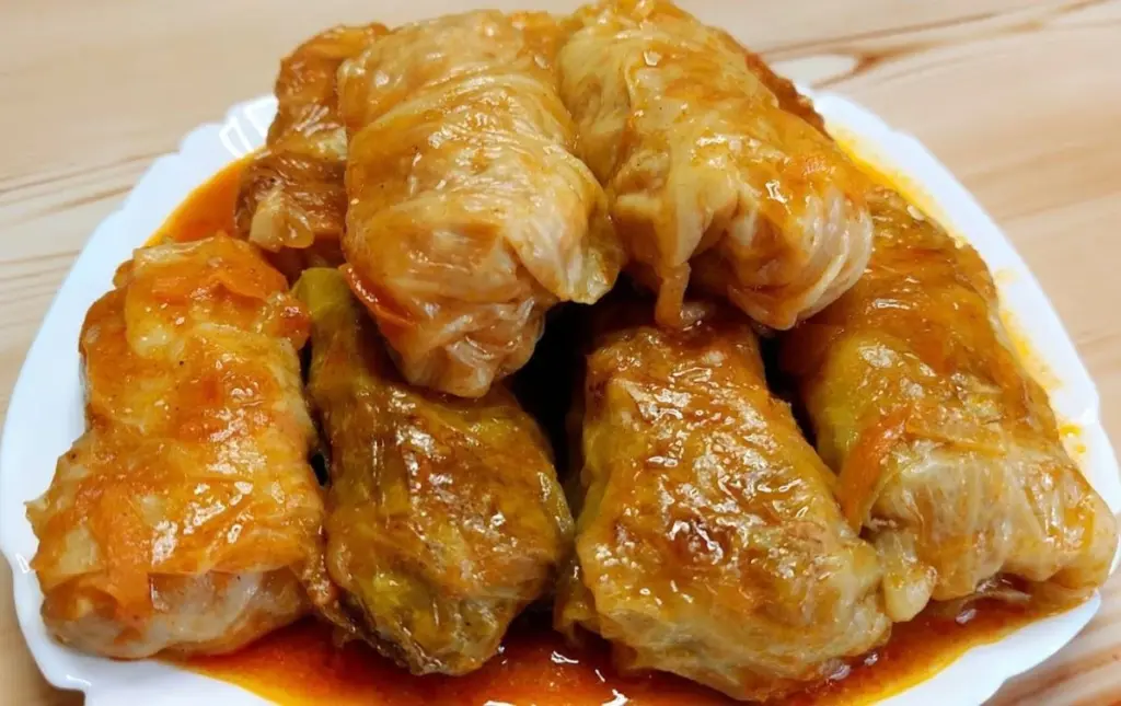 Prepara repollos para rollitos tiernos sin cocciones largas ni microondas: 1 truco con el congelador