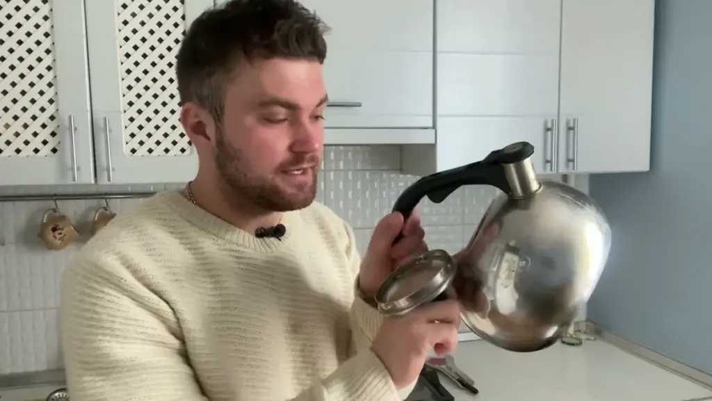 Sarro en la tetera: Olvídate de los olores químicos con estos trucos caseros