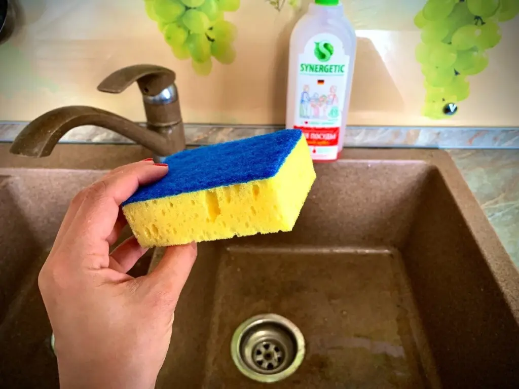 tres formas inesperadas de reutilizar esponjas viejas en casa