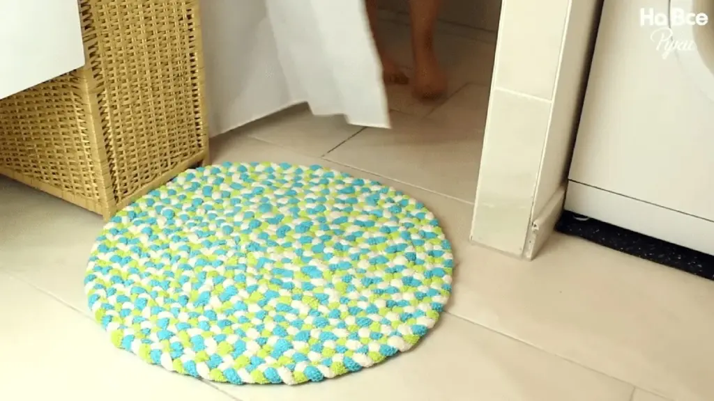 Tres toallas viejas transformadas: una alfombra de baño al estilo JYSK con trenzas