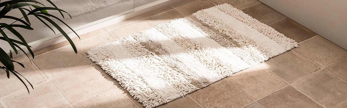 Tres toallas viejas transformadas: una alfombra de baño al estilo JYSK con trenzas - image 1