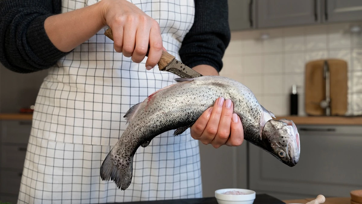 Truco para cocinar pescado: cómo eliminar el olor a fritura con este ingrediente de tu cocina - image 1