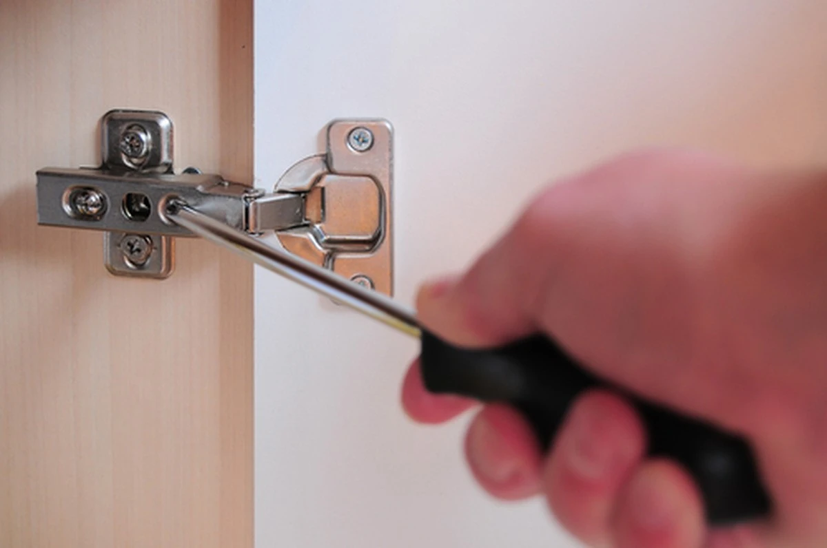 Tu puerta se cierra sola: la solución profesional con pegamento y palillos que alinea las bisagras para siempre - image 1