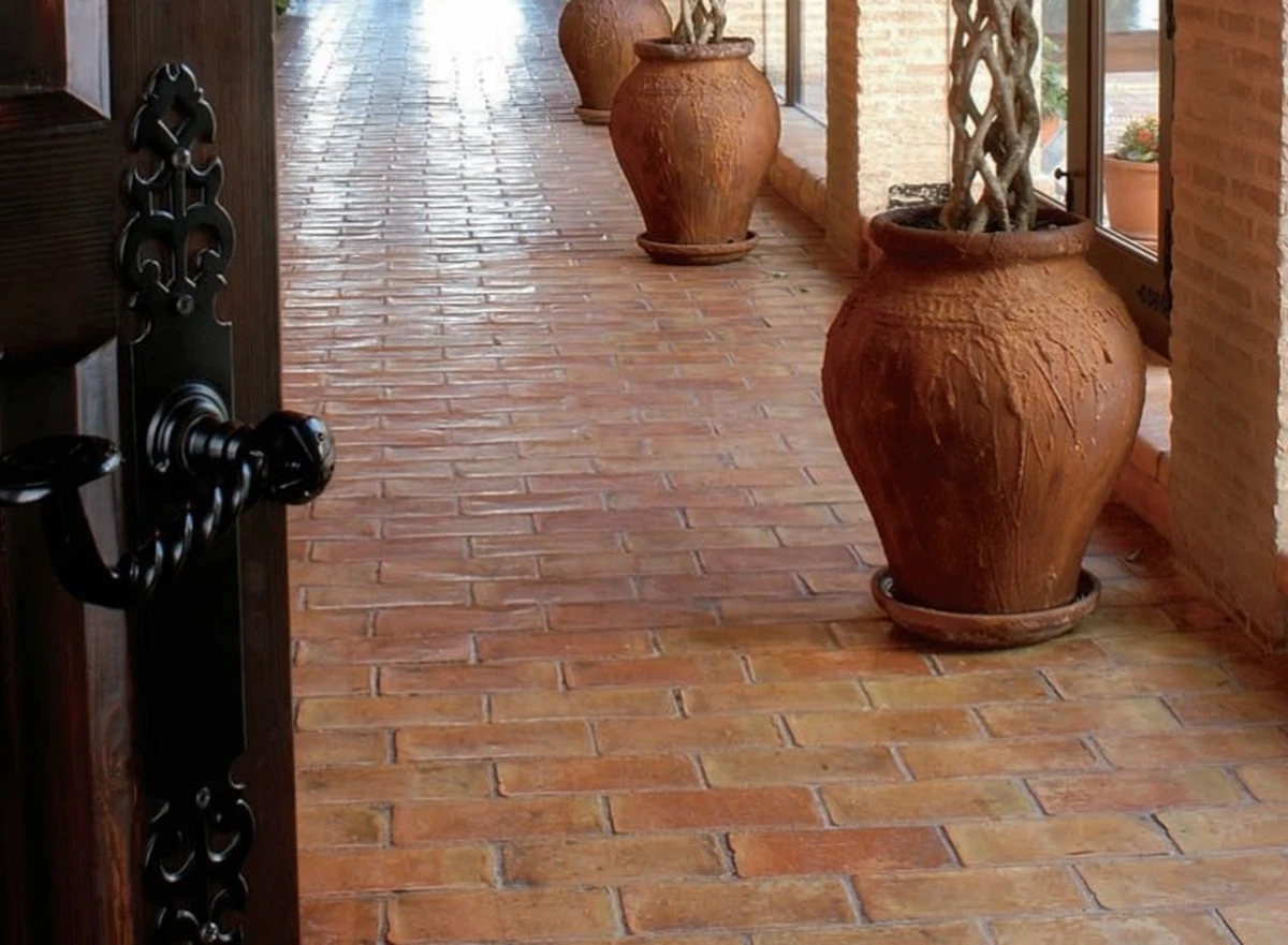 Tus antiguos suelos de terracota opacos regresan a la vida: el truco sencillo para colores vibrantes - image 1