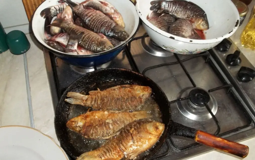 Una sola especia evita el olor a pescado en tu cocina al freír: el truco de chef