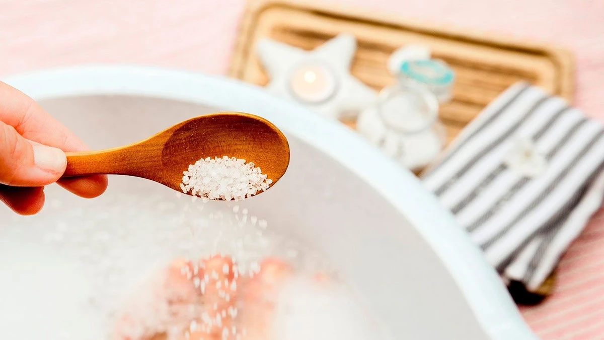 Un calcetín con sal en el alféizar: el truco casero para eliminar la humedad - image 1