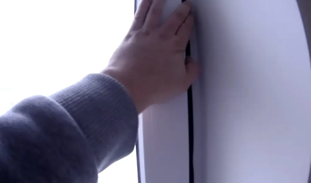 Un rollo de poliestireno bajo la cortina: el secreto para una habitación más cálida sin calefactor