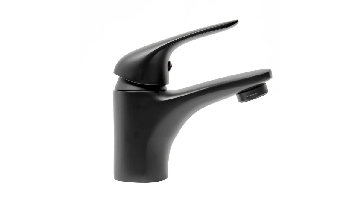 Un simple gesto con una vela blanca mantendrá tus grifos sin cal durante semanas - image 1