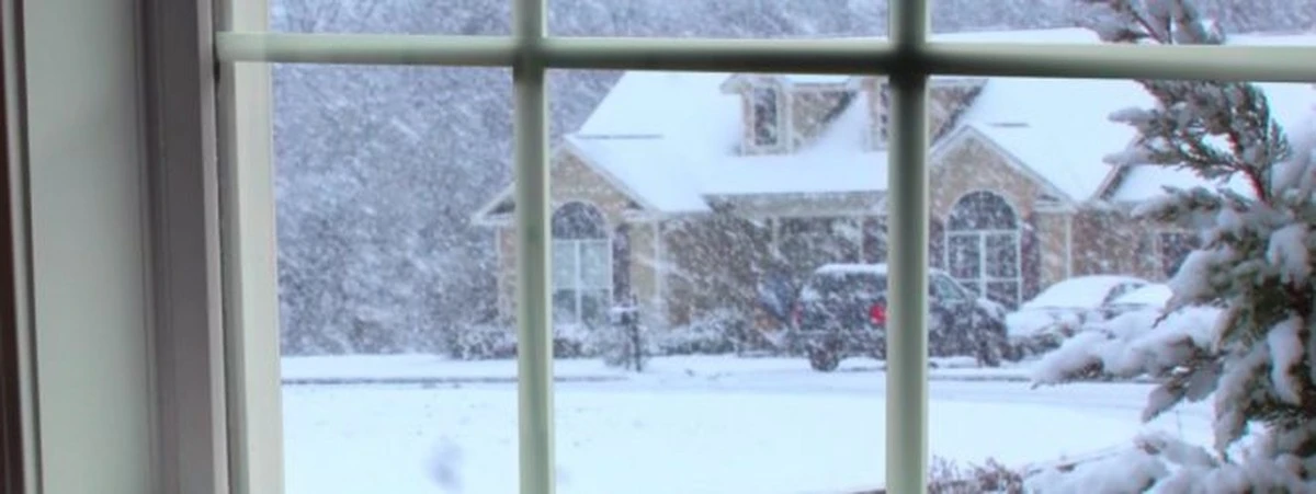 Un truco de limpieza para ventanas de invierno: 1 cucharada en agua del grifo para un brillo sin rayas hasta la primavera - image 1