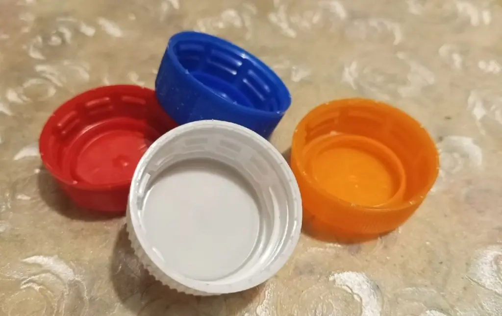 3 tapas de plástico para una herramienta de cocina "mágica"