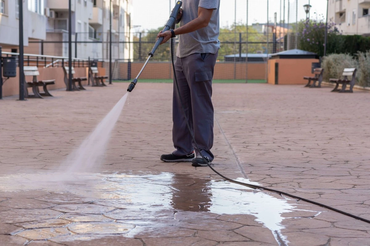 Adiós a la espuma en tu terraza: La solución de ACTION que te ahorrará horas de frotar - image 1