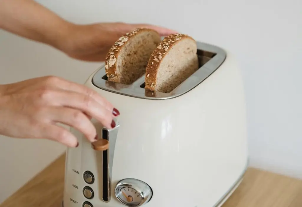 Adiós a las migas quemadas: el truco infalible para limpiar tu tostadora en minutos