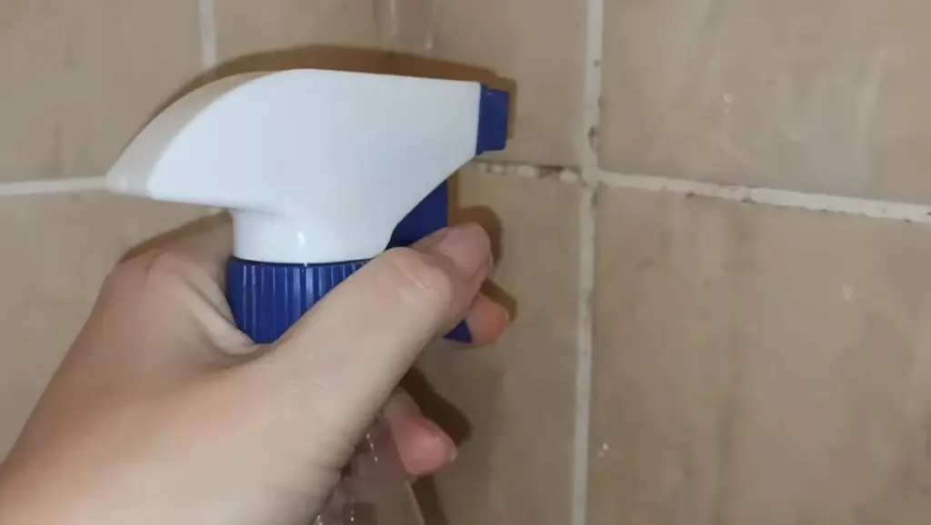 Adiós al moho: pasta de vinagre y bicarbonato en juntas de azulejos en 15 minutos