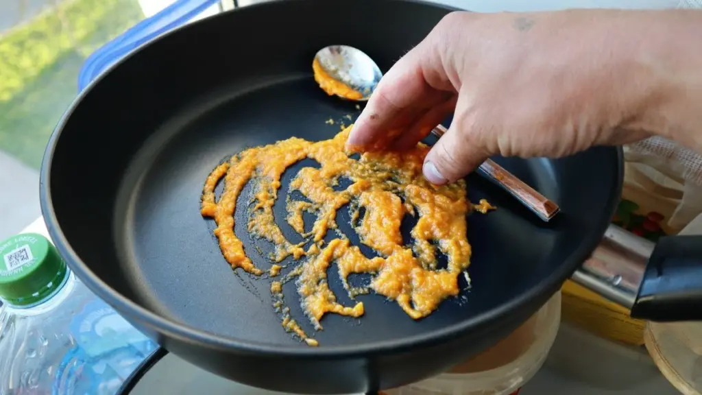 ¡Adiós a los alimentos pegados! El truco de 1 céntimo para que tus sartenes queden como nuevas