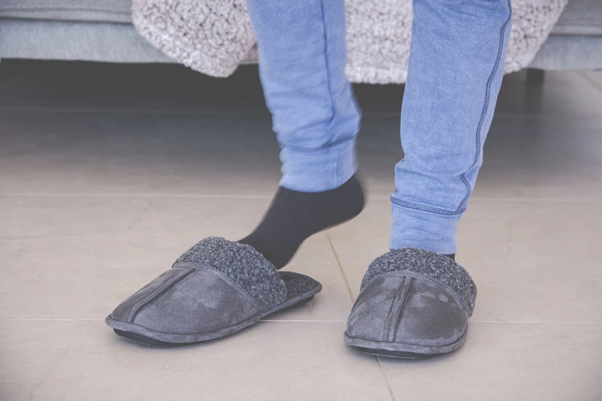 Adiós al suelo helado en invierno: este pequeño ajuste bajo tus muebles cambia radicalmente el confort - image 1