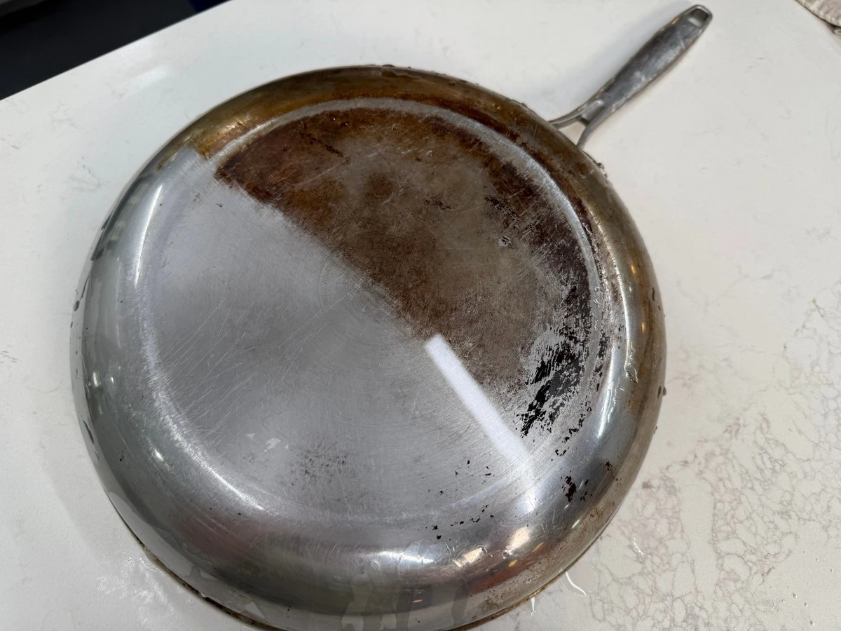 Adiós al unto quemado: la IA revela el truco casero para que tus sartenes luzcan como nuevas - image 1