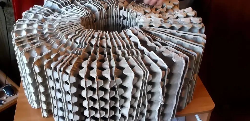 Cómo creé un puf resistente de más de 100 kg con cajas de huevos vacías (y esto es lo que aprendí)