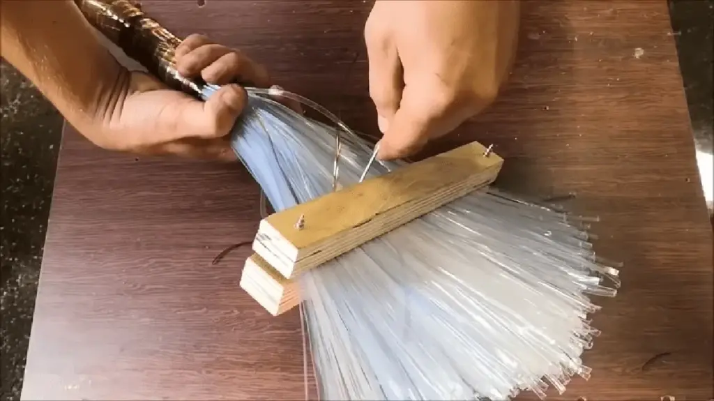 Convierte botellas de plástico en un cepillo resistente para años