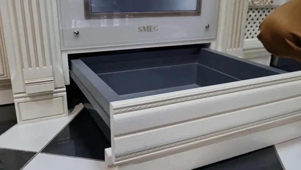 El cajón bajo el horno: No guardes libros de cocina, úsalo para esto