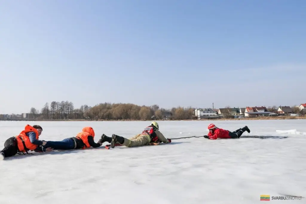 El fin de semana de los bomberos: Del rescate en el agua a la lucha contra incendios en exteriores