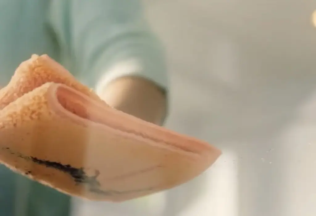 Elimina el olor a humedad de tus trapos de cocina con este truco casero