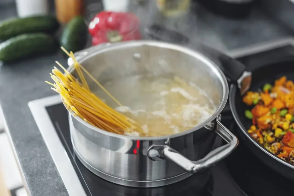 El método infalible para colar pasta que los chefs guardan en secreto