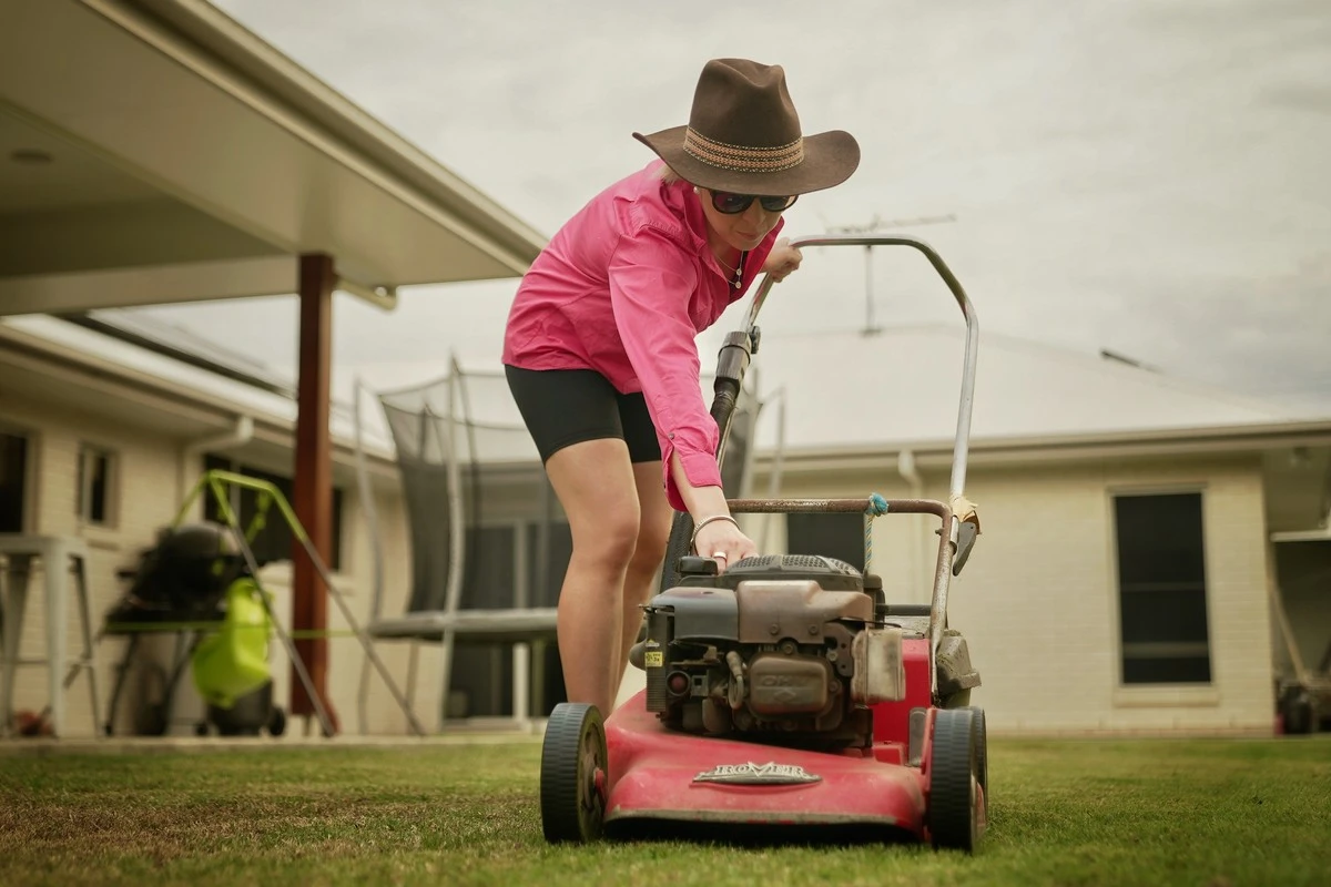 El misterio del ruido de cortacéspedes que rompe la paz de tu domingo - image 1