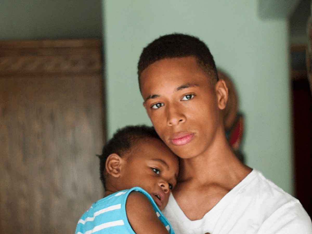 El padre de 13 años que se desmoronó ante las cámaras: el duro camino de la paternidad adolescente - image 1