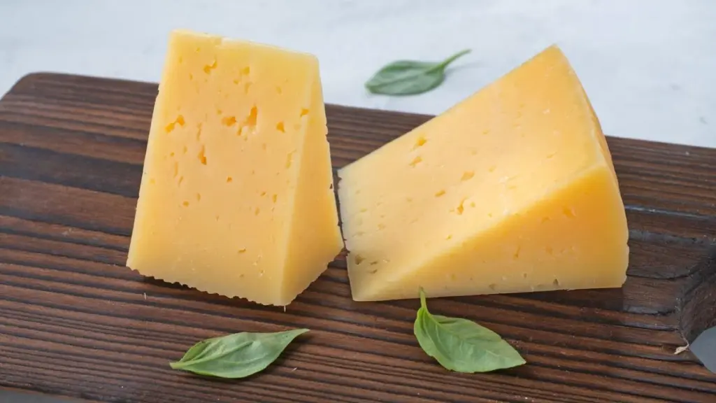 El plástico 'asfixia' tu queso y lo arruina en 3 días: cómo guardar cada tipo en la nevera