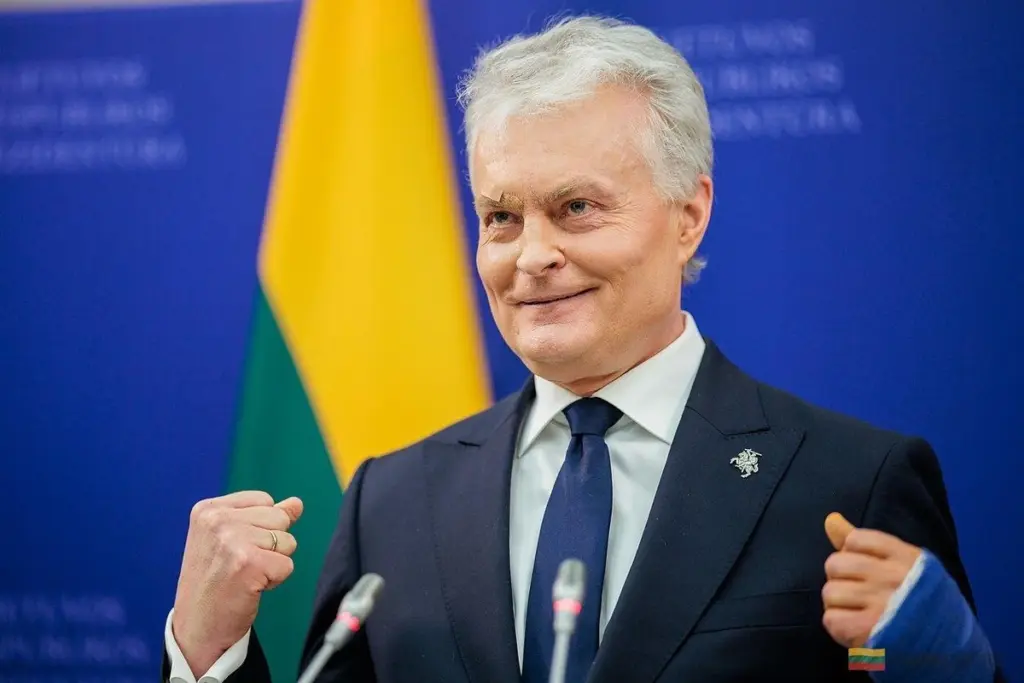 El presidente lituano explica su aparatosa caída: "Tropecé en terreno llano"