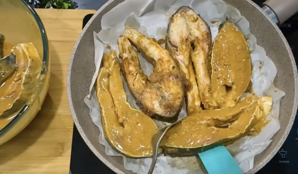 El secreto de las abuelas para cocinar sin humos ni salpicaduras: el trozo de papel que lo cambia todo