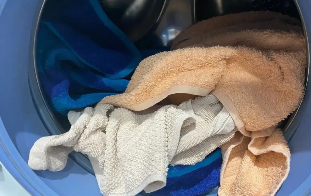 El secreto de las amas de casa 'perezasas' para toallas blancas en 5 minutos