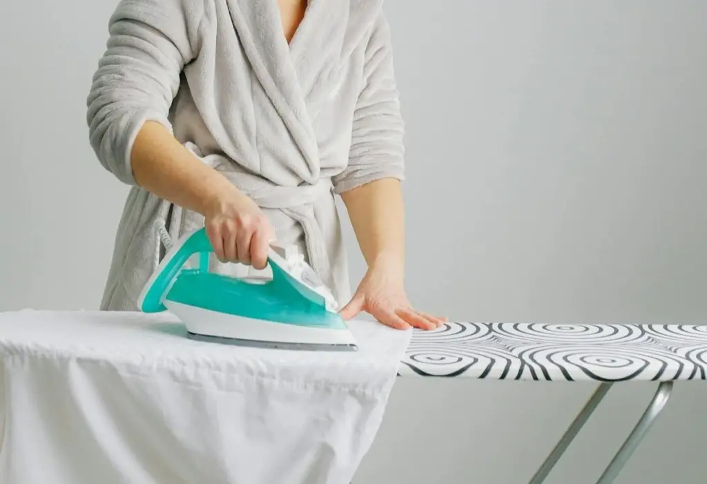 El truco de "doble corte" que deja tus suelos como nuevos en minutos