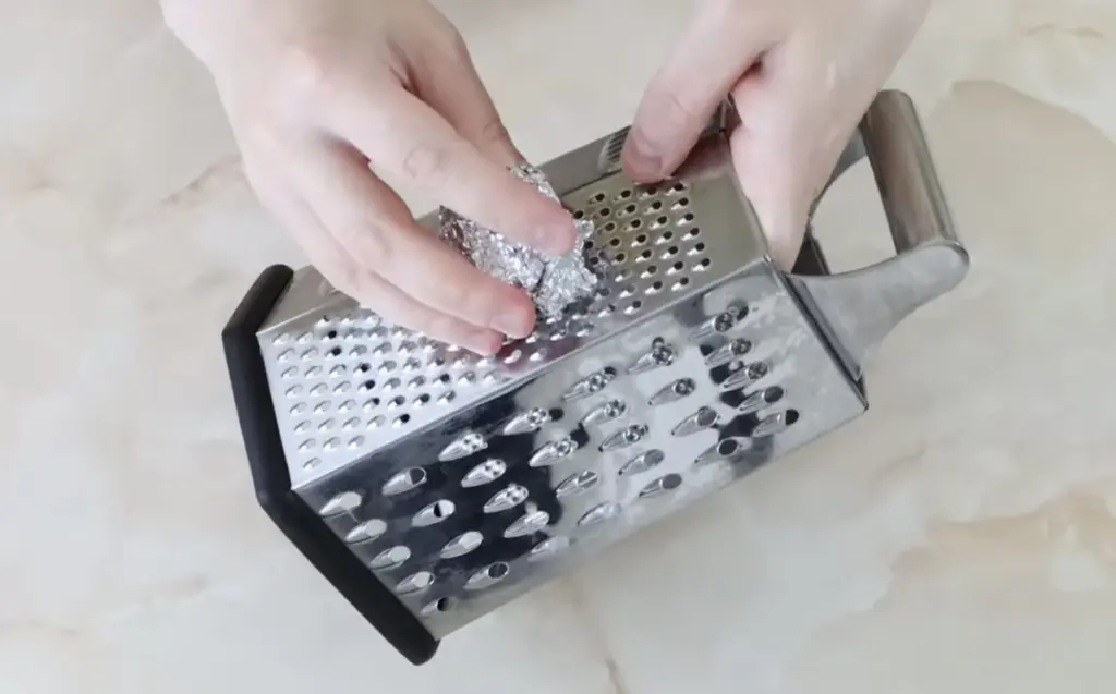 El truco de la hoja de aluminio: Afila tu rallador en segundos