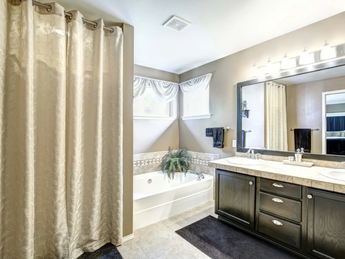 El truco de la pinza en la cortina de ducha que convierte tu baño en un spa - image 1