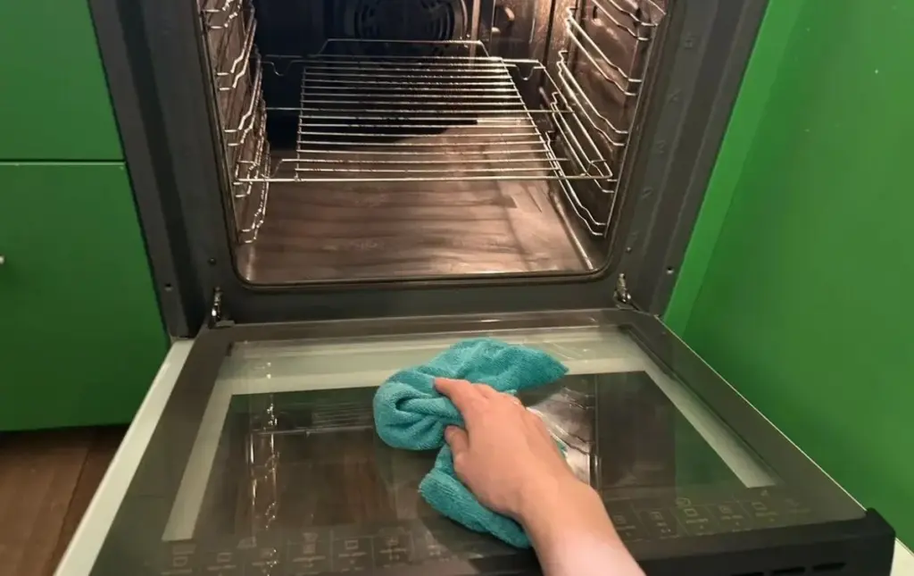 El truco de las abuelas: 1 gota de tu botiquín deja tu horno como nuevo en 2 minutos