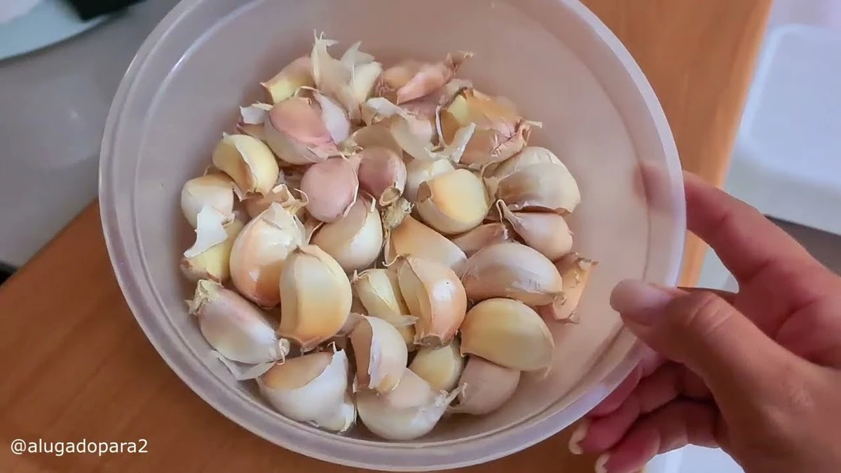 El truco de las abuelas para pelar ajos en segundos con tu microondas - image 1