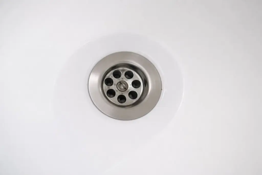 El truco del 'doble corte': repara tu linóleo (o papel tapiz) como un profesional en segundos