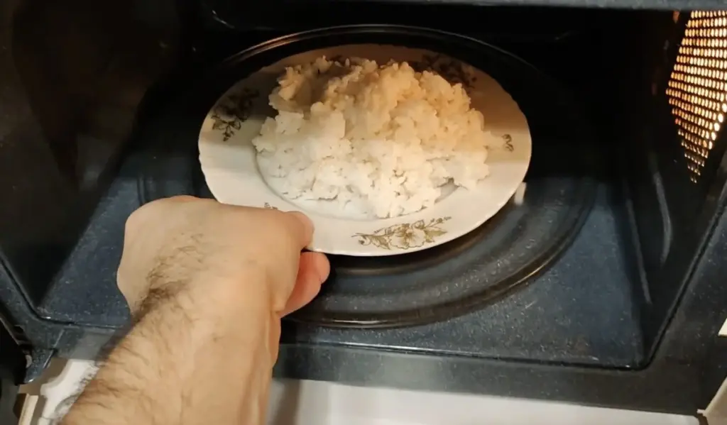 El truco del hielo en el microondas para un arroz perfecto