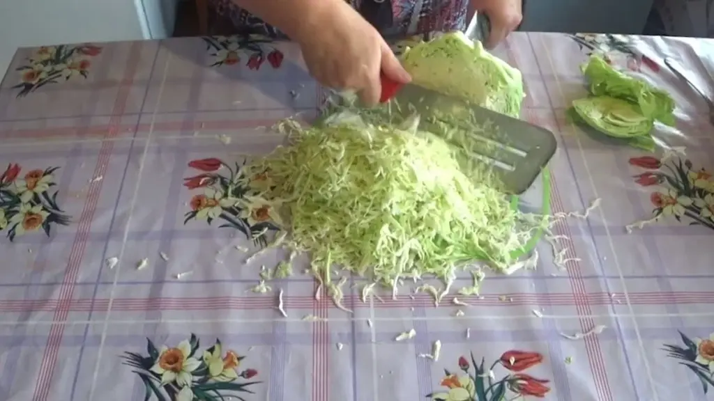 El truco que corta el repollo en 5 minutos sin cuchillo