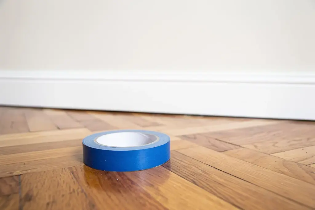 El truco que el 90% de los bricoladores olvida para bordes de pintura perfectos