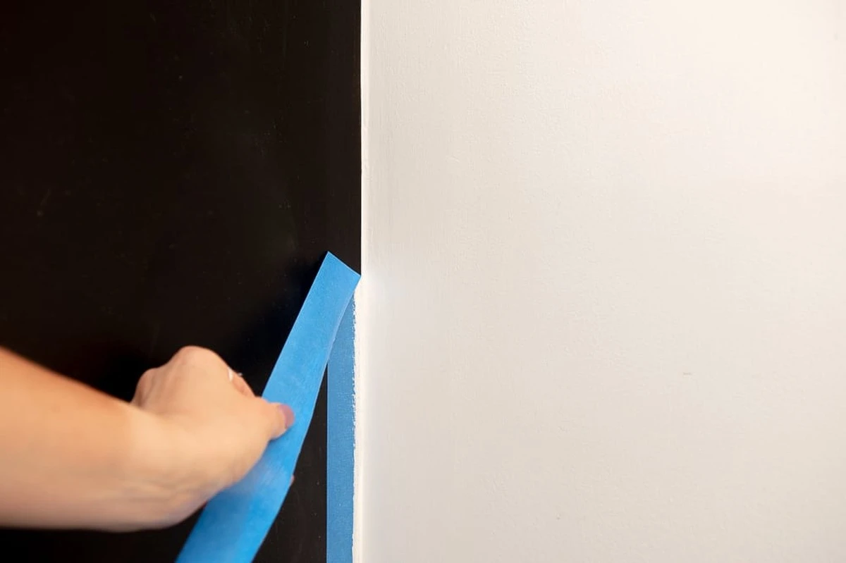 El truco que el 90% de los bricoladores olvida para bordes de pintura perfectos - image 1