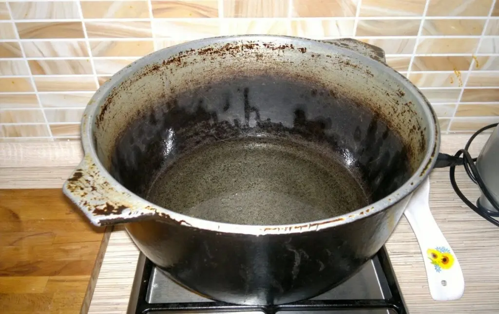 El truco que hará que tus viejos hornos de hierro fundido brillen como nuevos: un método que elimina hasta la suciedad de décadas