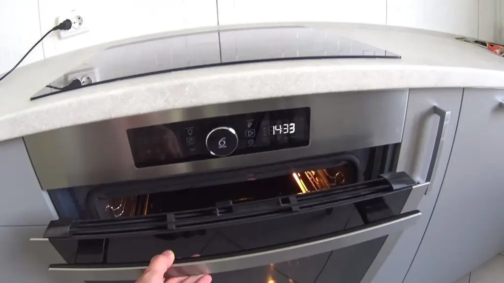 El truco secreto de las abuelas para una horno reluciente en 5 minutos.