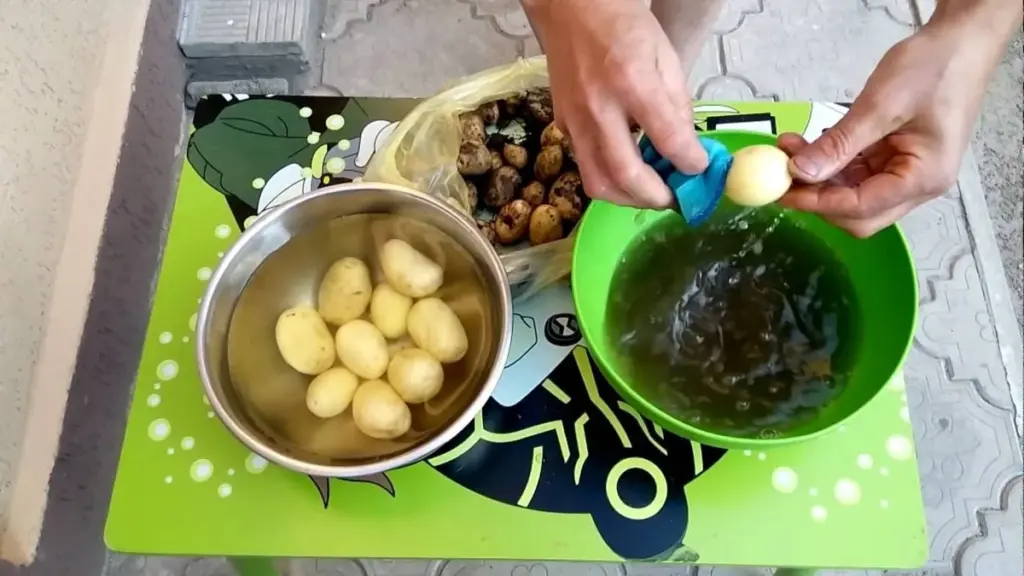 El truco viral con papel de aluminio que tu amiga no conocía para pelar zanahorias