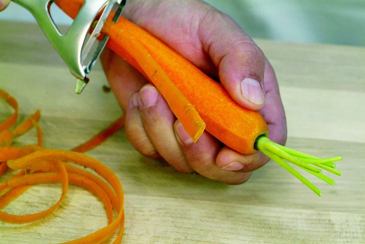El truco viral con papel de aluminio que tu amiga no conocía para pelar zanahorias - image 1