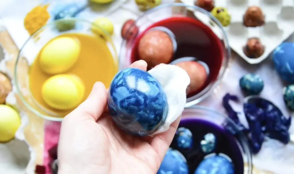 Huevos marmolados para Pascua: el secreto natural que evade la cebolla y las medias