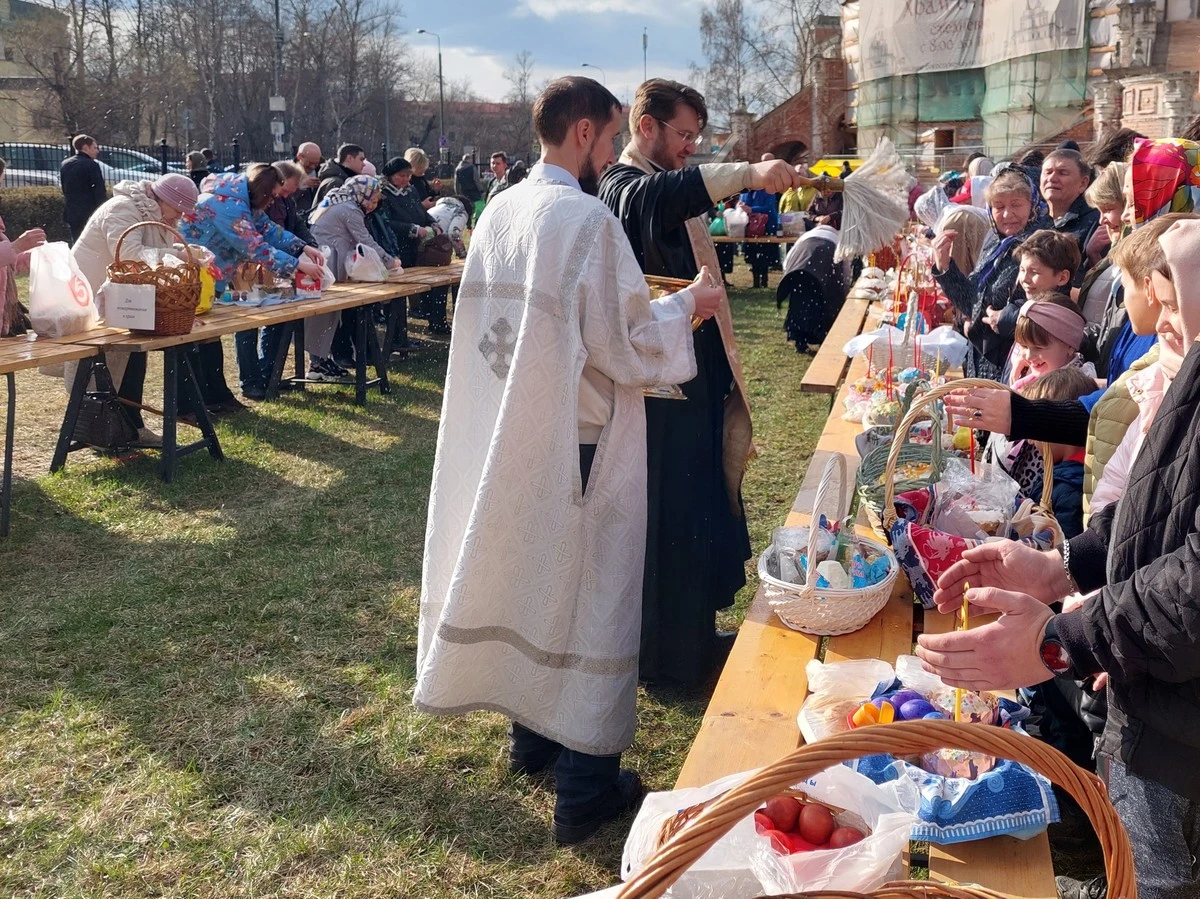 La verdad oculta de la Pascua: lo que el padre Rikardas Doveika pide que escuches hoy - image 1